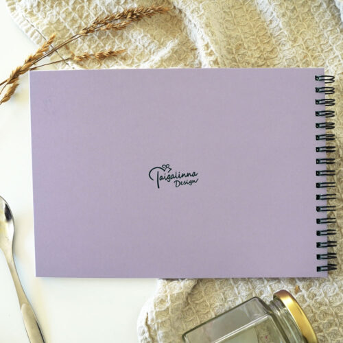 Reseptivihkon lila takakansi, jossa on Taigalinnan logo.