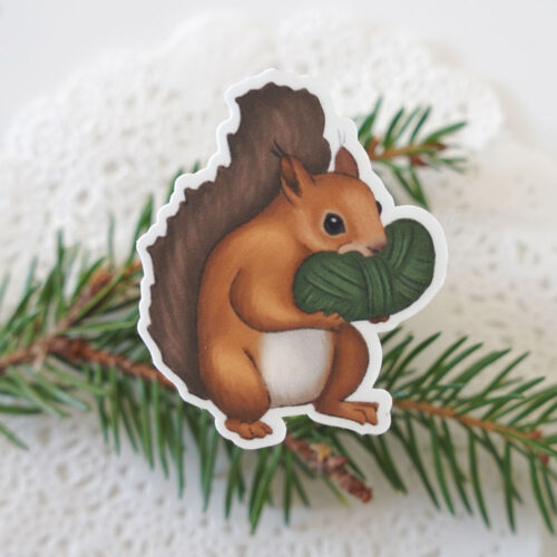 Tarra, jossa oravalla on lankakerä suussa.