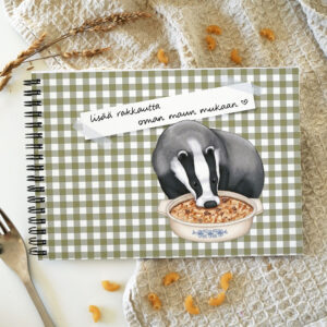 Reseptivihko, jonka kannessa mäyrä syö makaronilaatikkoa.