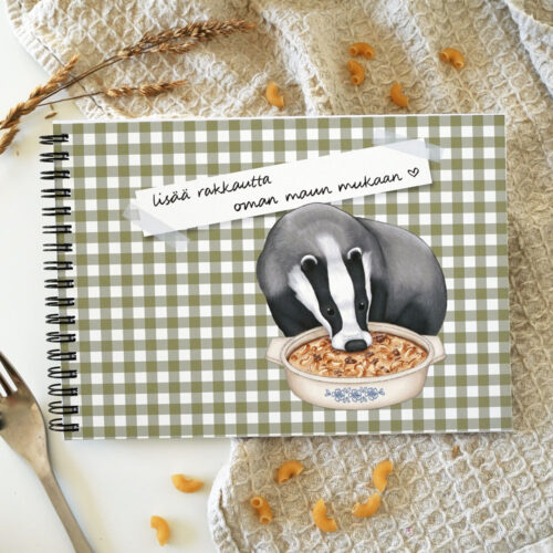 Reseptivihko, jonka kannessa mäyrä syö makaronilaatikkoa.