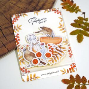 Pussillinen syksyisiä paperitarroja, joiden aiheina ovat pihlajat, linnut ja viini.