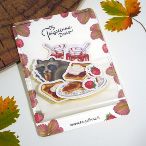 Pussillinen paperitarroja, joiden aiheina ovat mansikkahillo, pannukakku ja supikoira.